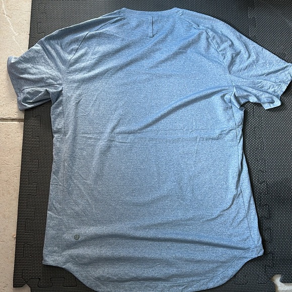 Lululemon men active wear running workout Tshirt fits size M-L - Picture 2 of 5